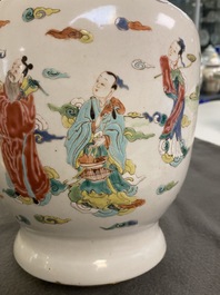 Un vase en porcelaine de Chine famille rose &agrave; d&eacute;cor d'immortels, Yongzheng