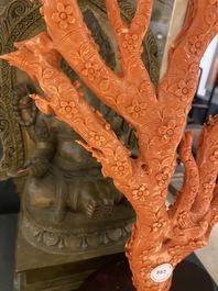 Un grand groupe figurant des oiseaux sur branches fleuries en corail rouge sculpt&eacute;, Chine, 19/20&egrave;me