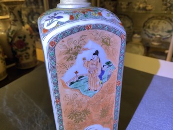 Een Chinese vierkante famille verte fles, Kangxi