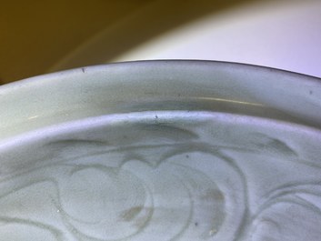 Deux plats en porcelaine de Chine c&eacute;ladon de Longquan &agrave; d&eacute;cor incis&eacute;, Ming