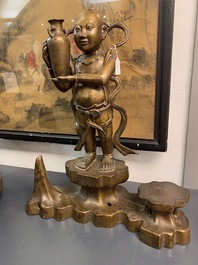 Een grote Chinese bronzen figuur van &eacute;&eacute;n van de Hoho broers met een vaas in de hand, Qing