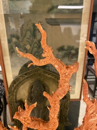 Un grand groupe figurant des oiseaux sur branches fleuries en corail rouge sculpt&eacute;, Chine, 19/20&egrave;me