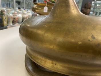 Een grote Chinese bronzen wierookbrander op sokkel, Chenghua merk, 17/18e eeuw