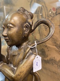 Een grote Chinese bronzen figuur van &eacute;&eacute;n van de Hoho broers met een vaas in de hand, Qing