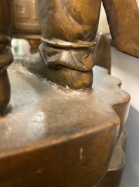 Une grande figure en bronze d'un des fr&egrave;res Hoho portant un vase, Chine, Qing