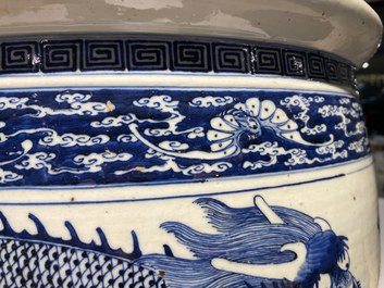 Een Chinese blauw-witte 'draken' viskom, Qianlong/Jiaqing