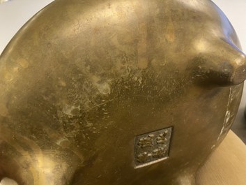 Un grand br&ucirc;le-parfum en bronze sur son socle, Chine, marque de Chenghua, 17/18&egrave;me