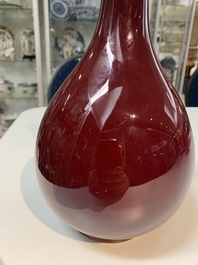 Un vase de forme bouteille en porcelaine de Chine &agrave; &eacute;mail flamb&eacute;, Qianlong