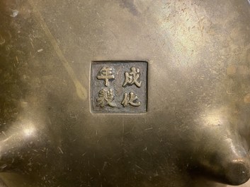 Een grote Chinese bronzen wierookbrander op sokkel, Chenghua merk, 17/18e eeuw