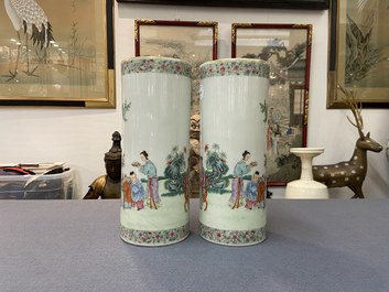 Une paire de porte-chapeaux en porcelaine de Chine famille rose, marque 'Lin zhi cheng xiang, R&eacute;publique