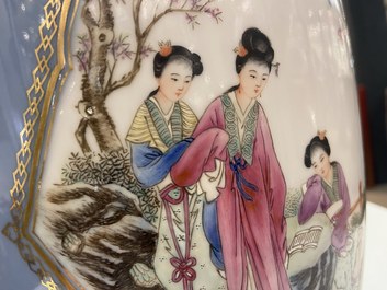 Een Chinese famille rose vaas met lavendelblauwe fondkleur, Qianlong merk, Republiek
