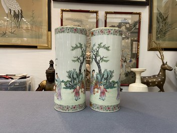 Une paire de porte-chapeaux en porcelaine de Chine famille rose, marque 'Lin zhi cheng xiang, R&eacute;publique