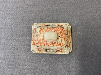 Une grande th&eacute;i&egrave;re couverte en porcelaine de Chine famille rose &agrave; d&eacute;cor mandarin, Qianlong