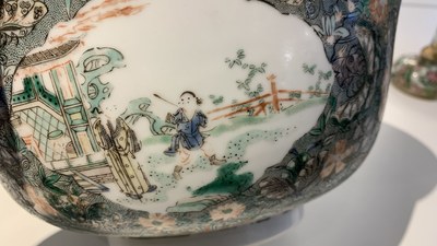 Drie Chinese vazen, een kom en een schotel, 19/20e eeuw