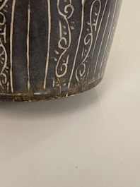Un grand vase de forme 'meiping' en gr&egrave;s porcelaineux de type Cizhou &agrave; d&eacute;cor d'un dragon, Chine, Song/Yuan