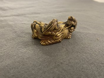 Un poids de rouleau en bronze dor&eacute; en forme de lion et deux lionceaux, Qing