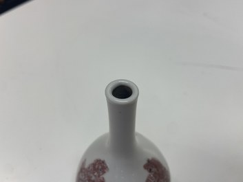 Un petit vase de forme bouteille en porcelaine de Chine en rouge de cuivre, Kangxi