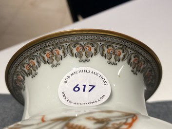 Un vase en porcelaine de Chine coquille d'oeuf &agrave; d&eacute;cor d'un cavalier entour&eacute; de soldats, marque de Qianlong, R&eacute;publique