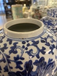 Trois pots couverts en porcelaine de Chine en bleu et blanc &agrave; d&eacute;cor de rinceaux floraux, 19&egrave;me