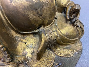 Een Chinese vergulde bronzen figuur van een zittende Boeddha, Ming