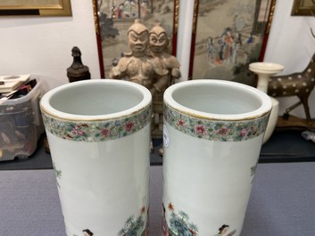 Une paire de porte-chapeaux en porcelaine de Chine famille rose, marque 'Lin zhi cheng xiang, R&eacute;publique