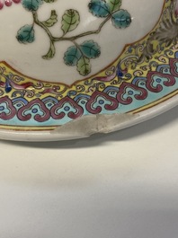 Une paire de vases couverts en porcelaine de Chine famille rose, marque de Qianlong, R&eacute;publique