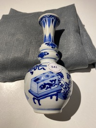 Un vase de forme triple gourde en porcelaine de Chine en bleu et blanc, Kangxi