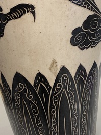 Een grote Chinese Cizhou 'meiping' vaas met een draak, Song/Yuan