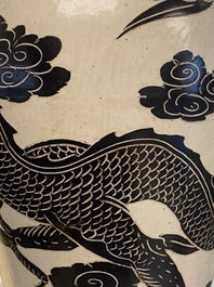 Un grand vase de forme 'meiping' en gr&egrave;s porcelaineux de type Cizhou &agrave; d&eacute;cor d'un dragon, Chine, Song/Yuan