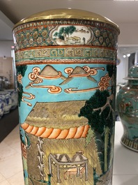 Un vase de forme cylindrique en porcelaine de Chine famille verte &agrave; fond turquoise, 19&egrave;me