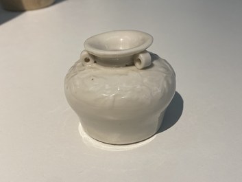 Drie Chinese monochrome celadon en blanc de Chine vazen en twee kommen, 19/20e eeuw