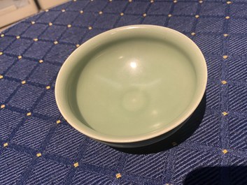 Drie Chinese monochrome celadon en blanc de Chine vazen en twee kommen, 19/20e eeuw