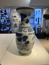 Een grote Chinese blauw-witte 'herten en kraanvogels' vaas, Qianlong