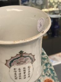 Une paire de vases de forme carr&eacute;e en porcelaine de Chine famille verte &agrave; d&eacute;cor Wu Shuang Pu, marque de Kangxi, 19&egrave;me