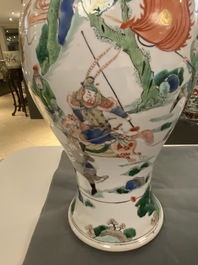 Un vase en porcelaine de Chine famille verte &agrave; d&eacute;cor d'une sc&egrave;ne guerri&egrave;re, 19&egrave;me