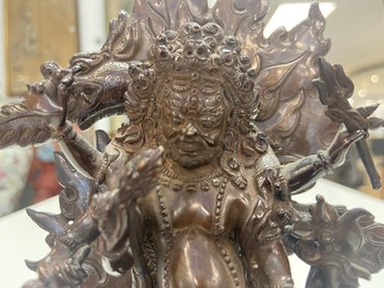 Een Sino-Tibetaanse bronzen figuur van Mahakala, 17/18e eeuw