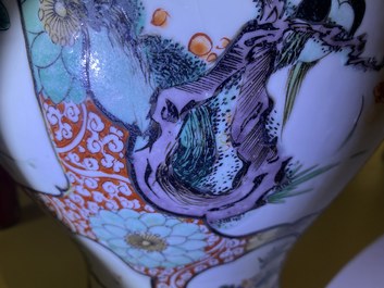 Un vase en porcelaine de Chine famille verte figurant des oiseaux sur des branches fleuries, Kangxi