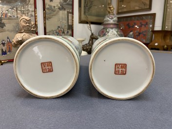 Une paire de porte-chapeaux en porcelaine de Chine famille rose, marque 'Lin zhi cheng xiang, R&eacute;publique