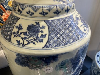 Een grote Chinese blauw-witte 'herten en kraanvogels' vaas, Qianlong