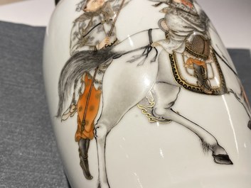 Un vase en porcelaine de Chine coquille d'oeuf &agrave; d&eacute;cor d'un cavalier entour&eacute; de soldats, marque de Qianlong, R&eacute;publique