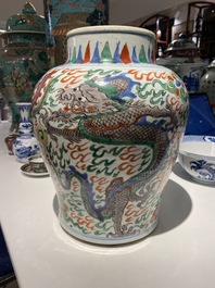 Un vase en porcelaine de Chine wucai &agrave; d&eacute;cor de dragons, &eacute;poque Transition