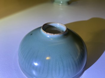 Drie Chinese monochrome celadon en blanc de Chine vazen en twee kommen, 19/20e eeuw