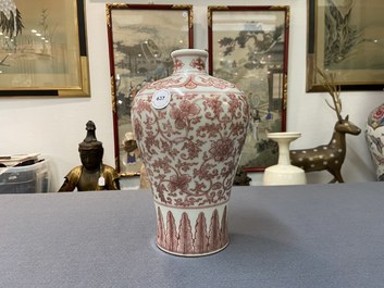 Un vase de forme 'meiping' en porcelaine de Chine en rouge de cuivre &agrave; d&eacute;cor de rinceaux de pivoines, marque de Qianlong, 19/20&egrave;me