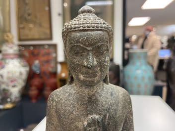 Une figure de Bouddha en pierre sculpt&eacute;e, Khmer, Tha&iuml;lande, p&eacute;riode Lopburi, 12/14&egrave;me