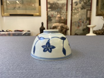 Un bol 'du palais' en porcelaine de Chine en bleu et blanc, Kangxi