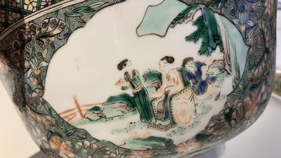 Trois vases, un bol et un plat en porcelaine de Chine, 19/20&egrave;me