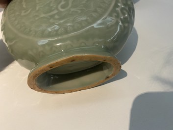 Drie Chinese monochrome celadon en blanc de Chine vazen en twee kommen, 19/20e eeuw