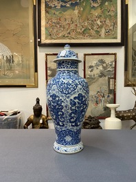Een Chinese blauw-witte dekselvaas met floraal decor, Kangxi