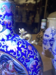 Six vases et une bo&icirc;te couverte en porcelaine de Chine, 19/20&egrave;me