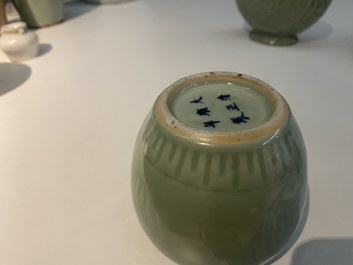 Drie Chinese monochrome celadon en blanc de Chine vazen en twee kommen, 19/20e eeuw